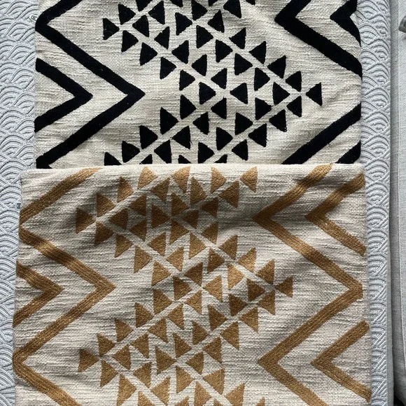 💛🖤 UO Throw Pillow Cover - Picture 2 of 5